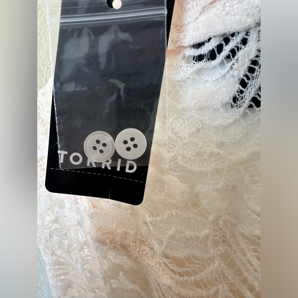 NWT TORRID IVORY CHENILLE LACE BUTTON DOWN SHIRT TORRID SIZE 1 (SIZE 14/16 - 1X) - Picture 5 of 11